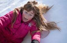 Павлодарда бүлдіршін тайып құлап, омыртқасын сындырып алды