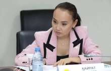 "Қазір ештеңе айта алмаймын": Перизат Қайрат тергеу изоляторында соққыға жығылғанын айтып көзіне жас алды