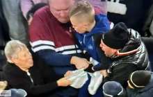 В сети обсуждают яростную борьбу за неожиданный сувенир