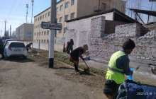 Мұғалімдер президент сапары қарсаңында дуалдарды сырлап жүр