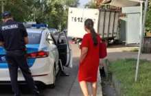 Алматыда жүк көлігі аялдамаға соғылып, жас қызды қағып кетті