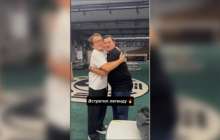 Қазақстандық актер Джеки Чанмен құшақтасып тұрған видеосын жариялады