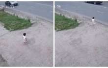 «Періштесі қақты»: Ақтөбеде кішкентай қыз көлік ағылып жатқан жолға жүгіріп шыққан 