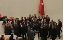 Түрік депутаттарының пікірталасы төбелеспен аяқталды (видео)