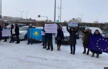 Нұр-Сұлтанда изолятордан шыққан белсенділерді полицияға апарды