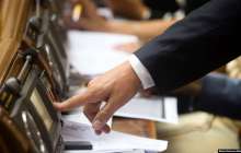 Украинада депутаттардың тиіспеушілік мәртебесін жойды