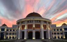 Назарбаев Университетінің ректоры атақты блогерді сотқа берді