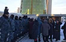 Ақордаға барғысы келген көп балалы аналарды полиция бөгеді