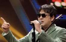 Мейрамбек Бесбаев өнердегі досының 50 жасына арнайы домбыра сыйлады (ВИДЕО)