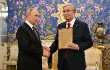 Путин Қасым-Жомарт Тоқаевқа әкесінің марапат парағын табыстады