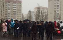 Әкімдік "тұруға жарамды" деп айтқан үйден тұрғындар көше бастады