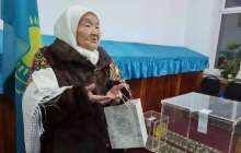 100 жастағы әжей сайлау учаскесінде бірінші болып дауыс берді