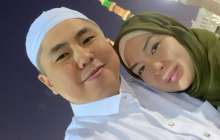 Нұртас Адамбай жұбайымен бірге қажылыққа аттанды