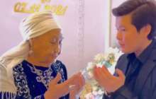 "Жол апатына түскенде тілеуіңді тіледім": Ернар Айдарға бата берген қарт әжеге ел сүйсінді (видео)