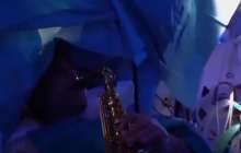 9 сағаттық миға жасалған отада науқас саксафонда ойнап жатқан (видео)