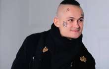 Кремль жеңіс күнін атап өтуді сынаған әншіні қуғындап жатыр (ВИДЕО)