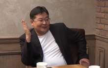 "Тасжүрек деген адамның өзі елжіреп кетеді". Айдос Сарым анттың быт-шытын шығарған депутаттарды қорғап алды