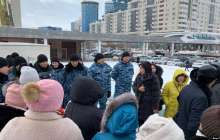 Ақордаға бармақ болған борышкерлерді арнайы жасақ бөгеді