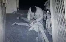 Еңгезердей еркек подъезде 70 жастағы кемпірді зорламақ болды (видео)