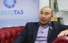 "Халыққа қарсы шықпауым керек еді". Ермахан Ибраимов плакат жыртқаны үшін кешірім сұрады (видео)