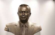 Өзбекстанда Ислам Каримов бюстіне мұғалімдерден мәжбүрлеп ақша жинаған