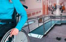 “Трос үзілді”: Астанада сот ғимараты алдындағы пандустан арбадағы әйел құлап кетті