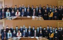 «Демалмай тұрдық». Маска тақпай суретке түскен депутаттар желіні шулатты