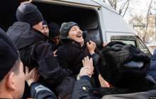 300-ден астам адам ұсталды, Алматыда кемінде 2 адам жарақаттанды