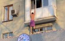 "Көңілдесінің күйеуі келіп қалған". Бір ғана шұлықпен асылып тұрған жігіт жұртты күлдірді (видео)