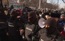 Алматыда арнайы жасақ "Демпартия" жақтастарын қоршады, орталық алаңда интернет өшті