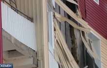 "Бір күні ұша ма деп қорқамыз". Тұрғындар Өскеменде жаңа салынған үйден көшіп кетіп жатыр