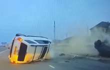 Үш адам зиян шекті. Ақтауда көлік аударылған жол апаты видеоға түсіп қалды