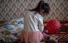 "Бес еркек жабылды". 13 жасар қыз топтық зорлаудың құрбаны болғанын айтты