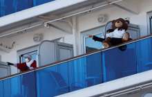 8 және 12 жастағы немерелерімен екі әйел отыр