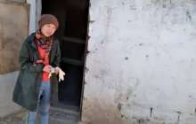 Жаңаөзендік жанашырлар мүгедек әке мен қызына үй сыйлады (видео)