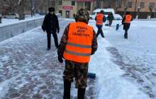 Қарызы — 3,7 млн. Қарағандыда балаларын асырамаған әке көше тазалауға мәжбүр болды