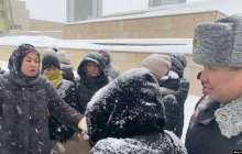 Ақорда маңына жиналған борышкерлер Тоқаев және Қошановпен кездесуді талап етті