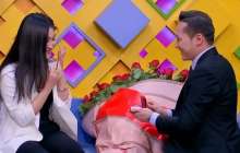 Отандық арна қызметкері тікелей эфирде сүйіктісіне ұсыныс жасады (видео)