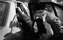 Таразда бойжеткенді көптің көзінше күштеп, көлікке салып алып кеткен