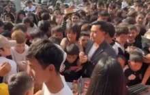 “Африкада да бұлай болмаған шығар”: Алматыда тегін торт пен сушиге таласқандар бір-бірін таптап тастады