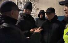 Қарағанды: #суррогат рейді кезінде қырандар полициямен бірлесіп 30 литр заңсыз алкоголь тәркіледі