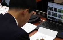 Парламент отырысында маймылдың суретін салған депутат кешірім сұрады