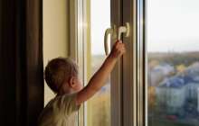 Атырауда екі жасар бала терезеден құлап мерт болды