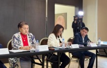 “Арсыз дүниелердің ықпалына қарсымыз”. Алматыда ЛГБТ насихатына қарсы заң талқыланды