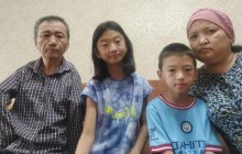 "Қолым жоқ болса да, балаларымды жетектедім": екі тағдырды тоғыстырған қайсар әке туралы хикая