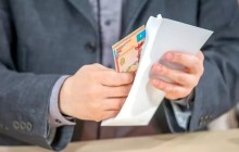 "Конверттегі жалақы": Міндетті төлемдерді бақылау еңбек нарығын реттей ме?