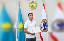 Алматыда көпқабатты үйді өрттен аман алып қалған батыр марапатталды