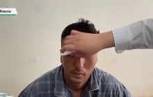 “Шоу жасады”: Басын бөтелкемен ұрып, көзінен айырылған сарбаздың анасы бар былықты әшкереледі