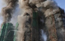 «Жүз адам із-түзсіз жоғалды, 44 адам қаза тапты»: Гонконгтағы биік үйдің алапат өртіне күдікті ретінде 3 адам ұсталды