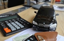 Жүз мыңдаған қазақстандықтың көлік және тұрғын үй салығы бойынша қарызы бар: шоттары бұғаттала ма?